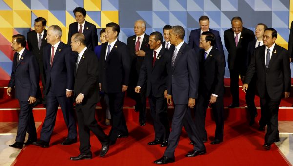 Some of the world leaders of the 21-member Asia-Pacific Economic Cooperation (APEC) summit walk together after an official 'family photo', to their next activity in Manila, Philippines, 19 November 2015. (Photo: Reuters/Erik de Castro).