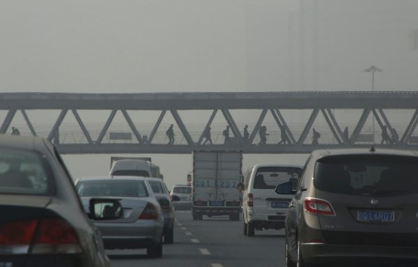 Vehicles drive past a pedestrian bridge in the haze of Beijing, China, 5 November, 2016. (Photo: Reuters/Jason Lee).