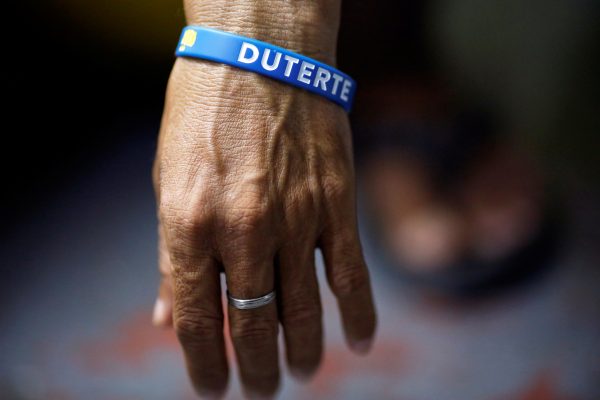 An inmate who is about to be released wears a wristband with the name of Philippine President Rodrigo Duterte at Quezon City Jail in Manila, Philippines 18 October 2016 (Photo: Reuters/Damir Sagolj).