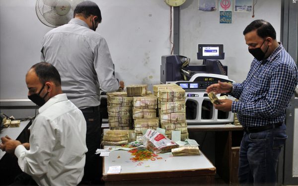 Bank employees count old 500 rupee banknotes inside a bank in Jammu, 11 November 2016 (Photo: Reuters/Mukesh Gupta).