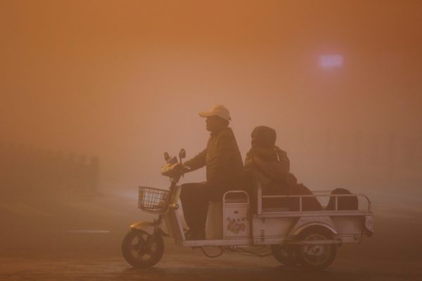 People ride during heavy smog in Lianyungang, Jiangsu province, China, 13 November 2016. (Photo: Reuters).