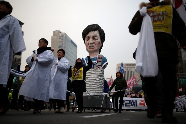 Members of Korean Confederation of Trade Unions march with an effigy of South Korean President Park Geun-hye during a general strike calling for Park to step down in central Seoul, South Korea, 30 November, 2016. (Photo: Reuters/Kim Hong-Ji).