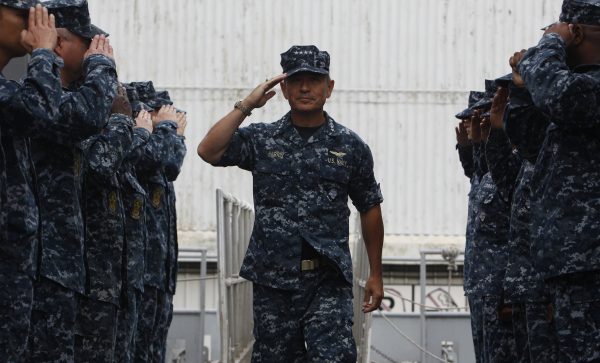 US Navy's Pacific Fleet Commander Admiral Harry Harris salutes to crew members of USS Spruance, in Singapore 22 January 2014 (Photo: Reuters/Edgar Su).