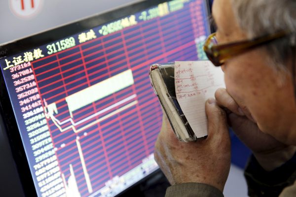 An investor looks at a screen showing stock information, after the new circuit breaker mechanism suspended stocks trading, in Shanghai, China, 7 January, 2016. (Photo: Reuters/China Daily).
