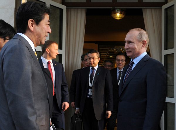 Russian President Vladimir Putin meets with Japanese Prime Minister Shinzo Abe (Photo: Reuters).