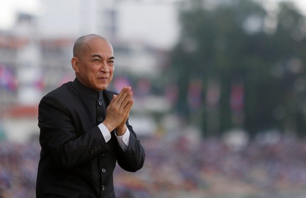 Cambodia's King Norodom Sihamoni greets participants as he attends the annual Water Festival on the Tonle Sap river in Phnom Penh 13 November 2016. (Photo: Reuters/Samrang Pring).