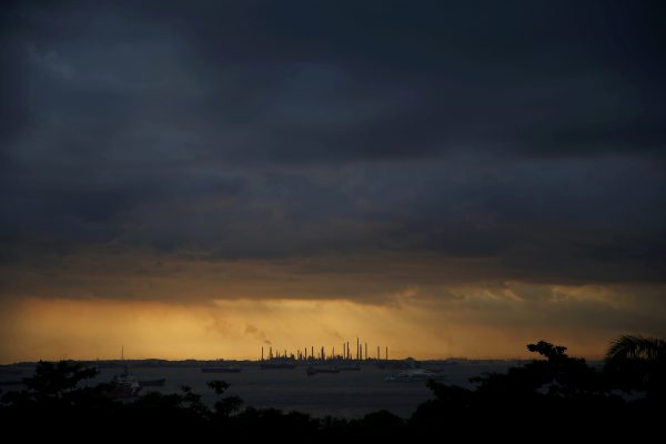 Storm clouds gather over Shell's Pulau Bukom oil refinery in Singapore, 30 January 2016. (Photo: Reuters/Edgar Su).
