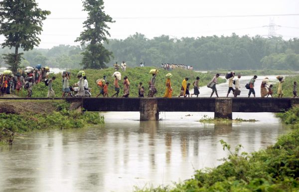 Flood-affected people carrying their belongings move to safer places at Madhepura town in India's eastern state of Bihar, 29 August 2008 (Photo: Reuters/Krishna Murari Kishan).
