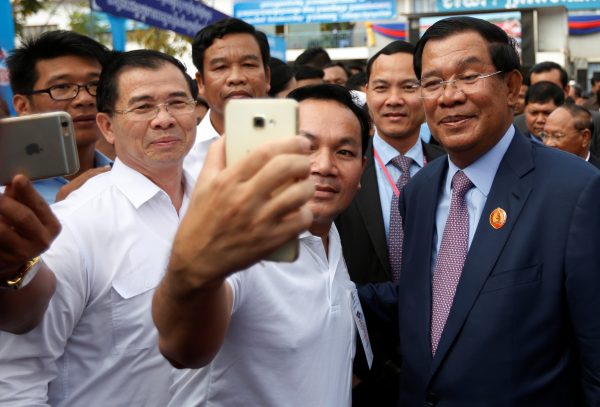 Supporters takes a selfie with President of the Cambodian People's Party and Prime Minister Hun Sen in Phnom Penh, 7 January, 2017. (Photo: Reuters/Samrang Pring).