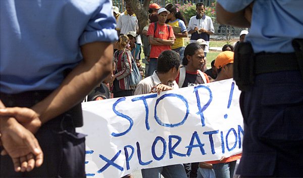 A group of student protesters in front of Timorese police while the government holds a meeting with an Australian delegation discussing the sea border between Australia and Timor-Leste in Dili, 26 October, 2004 (Photo: Reuters/Lirio Da Fonseca).