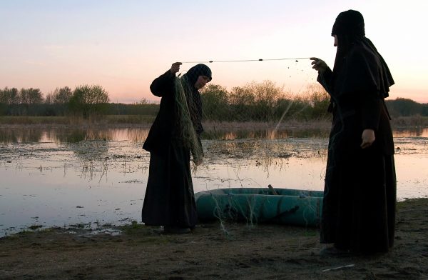 Russian Orthodox nuns check a net before fishing on the Irtysh river near Pavlodar in northern Kazakhstan, 29 April, 2005. (Photo: Reuters/Vladimir Bugayev).