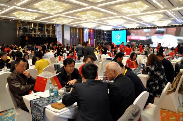 Local businessmen and foreign investors negotiate at a trade fair in Guiyang, China, 10 November 2016. (Photo: Reuters/Shu Zhang).