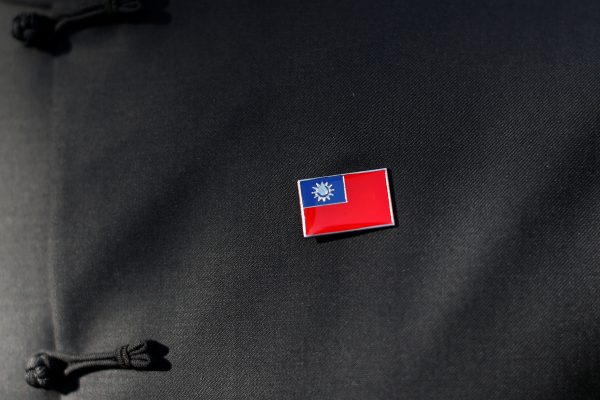 A man wears a pin of the flag of Taiwan during Taiwanese President Tsai Ing-wen's stop-over after her visit to Latin America in Burlingame, California, US, 14 January 2017. (Photo: Reuters/Stephen Lam).