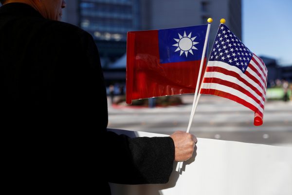 A demonstrator holds flags of Taiwan and the United States in support of Taiwanese President Tsai Ing-wen during a stop-over after her visit to Latin America in Burlingame, California, 14 January 2017 (Photo: Reuters/Stephen Lam).