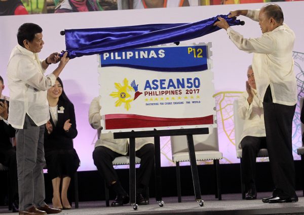 Philippine President Rodrigo Duterte and Philippine PHLPost Postmaster General Joel Otarra unveil the Philippines' ASEAN Chairmanship Special Stamp during the Philippines' ASEAN Chairmanship launch at SMX Convention Center in Davao city, southern Philippines on 15 January 2017 (Photo: Reuters/Lean Daval Jr).