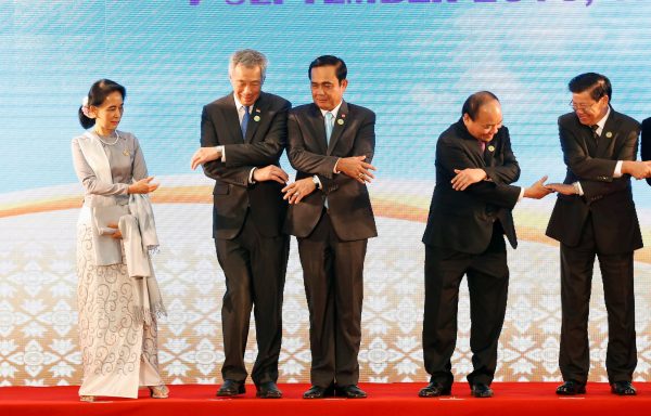 ASEAN leaders prepare to pose for a photo during ASEAN Summit in Laos (Photo: Reuters/Soe Zeya Tun).