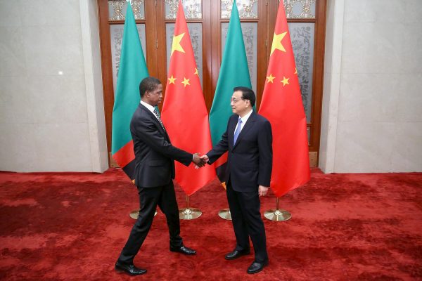 Chinese Premier Li Keqiang (R) shakes hands with Zambia's President Edgar Chagwa Lungu at the Great Hall of the People in Beijing, China, 30 March 2015. (Photo: Reuters/Feng Li).