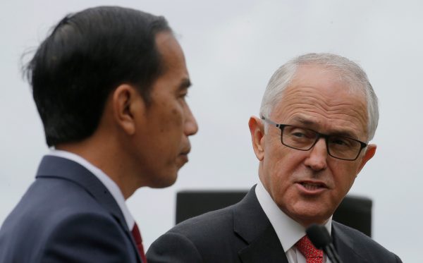 Indonesian President Joko Widodo (L) listens to Australian Prime Minister Malcolm Turnbull during their joint press conference in Sydney, Australia, 26 February 2017. (Photo: Reuters/Jason Reed).