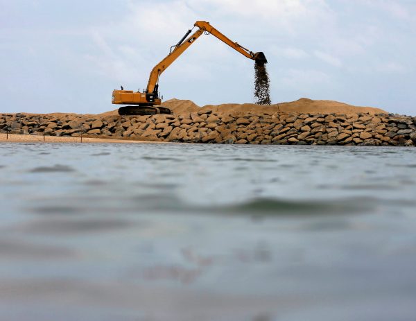 An excavator works on land reclamation at ‘Colombo Port City’ construction site, which is backed by Chinese investment, in Colombo, Sri Lanka, 9 August 2016 (Photo: Reuters/Dinuka Liyanawatte).