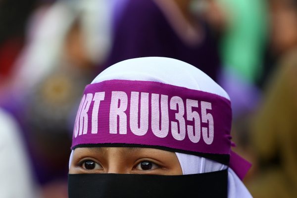 A supporter attends a rally to support the adoption of a strict Islamic penal code at Padang Merbok in Kuala Lumpur, Malaysia, 18 February 2017 (Photo: Reuters/Athit Perawongmetha).