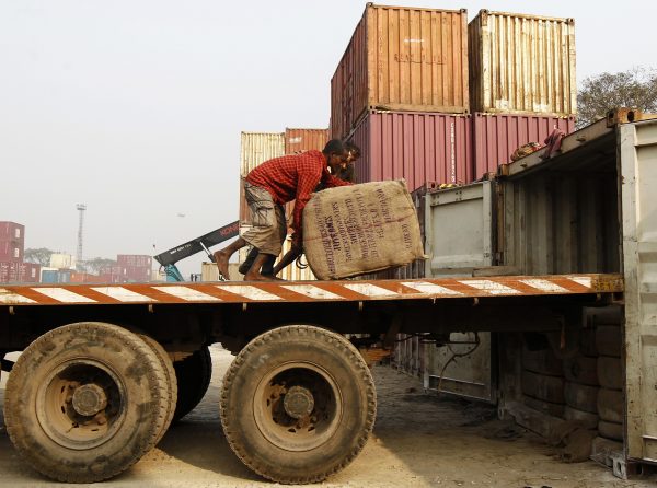 Workmen unload a truck at a port in Kolkata. Major ports cause shippers frustration while smaller, private ports are increasing efficiency and market share. (Photo: Reuters/Rupak De Chowdhuri).