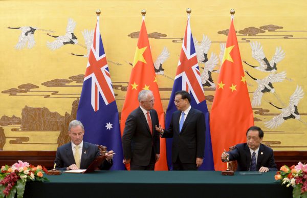 Chinese Premier Li Keqiang speaks with Australian Prime Minister Malcolm Turnbull (Photo: Reuters/Parker Song).