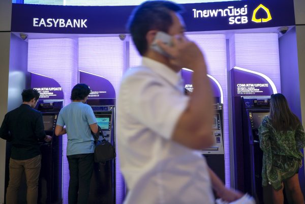 People use ATM machines of Siam Commercial Bank inside a department store, in Bangkok, Thailand, 18 April 2016. (Photo: Reuters/Athit Perawongmetha).