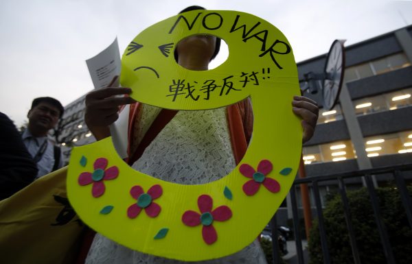 Protests against Article 9 revisions outside Prime Minster Shinzo Abe's official residence in Tokyo, 15 May, 2014 (Photo: Reuters/Yuya Shino).
