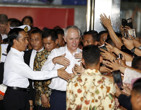Australian Prime Minister Malcolm Turnbull (C) and Indonesian President Joko Widodo (L) shake hands with people after visiting a market in central Jakarta, Indonesia 12 November 2015. (Photo: Reuters/Darren Whiteside).