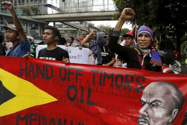 Timorese students shout slogans during a protest in front of the Australian embassy in Jakarta, Indonesia, 24 March 2016. (Photo: Reuters/Beawiharta).