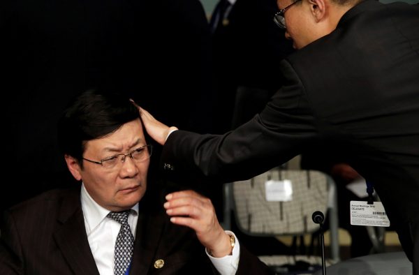 An aid adjusts a hair of Chinese Finance Minister Lou Jiwei before the Development Committee meeting during the IMF/World Bank annual meetings in Washington, US 8 October 2016. (Photo:Reuters/Yuri Gripas).