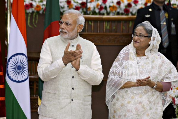 India's Prime Minister Narendra Modi (L) and his Bangladeshi counterpart Sheikh Hasina clap during signing ceremony of agreements between India and Bangladesh in Dhaka 6 June 2015. (Photo: Reuters/Rafiqur Rahman).