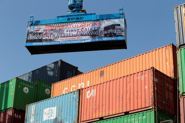 A container is loaded on to the first Chinese container ship to depart after the inauguration of the China Pakistan Economic Corridor port in Gwadar, Pakistan 13 November 2016. (Photo: Reuters/Caren Firouz)