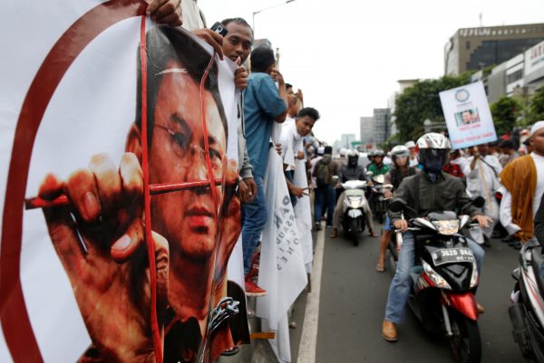 Muslim groups protest outside a court where a controversial blasphemy case against Ahok was taking place, Jakarta, 27 December, 2016 (Photo: Reuters/Darren Whiteside).