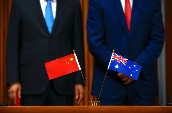 Australia's Prime Minister Malcolm Turnbull (R) stands with Chinese Premier Li Keqiang during an official signing ceremony at Parliament House in Canberra, Australia, 24 March 2017. (Photo: Reuters/David Gray).