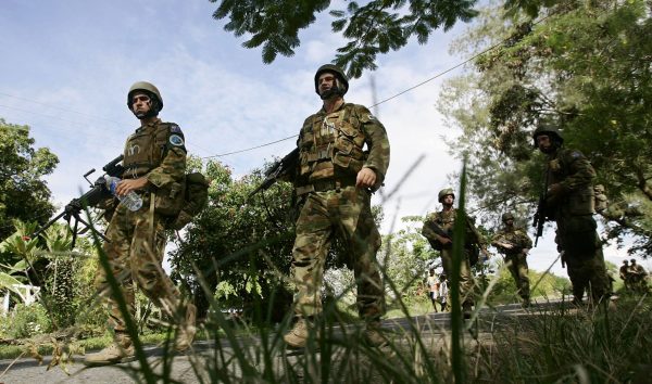 Australian soldiers patrol a road leading to the Solomon Islands Parliament House in Honiara, 25 April 2006. (Photo: Reuters/Tim Wimborne )