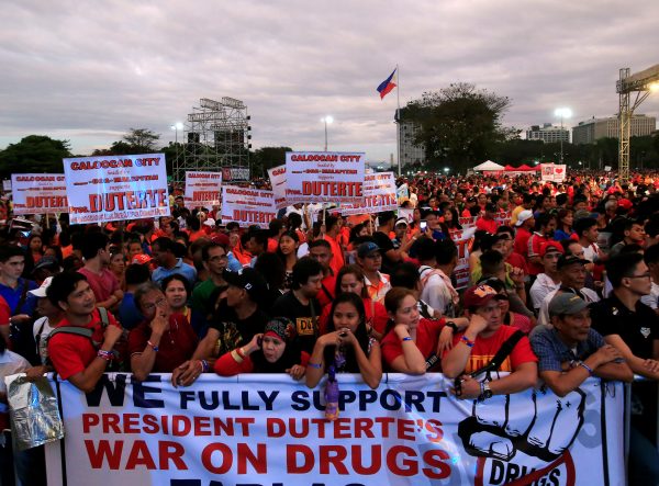President Rodrigo Duterte's supporters gather during a vigil backing the anti-drugs crackdown at the Luneta park in metro Manila, Philippines 25 February, 2017 (Photo: Reuters/Romeo Ranoco).