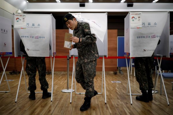 A South Korean soldier casts a preliminary ballot at a polling station in Seoul, South Korea 4 May 2017 (Photo: Reuters/Kim Hong-Ji).