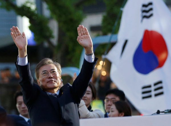 Moon Jae-in, presidential candidate of the Democratic Party of Korea, greets his supporters during his election campaign rally in Seoul (Photo: Reuters/Kim Kyung-Hoon).
