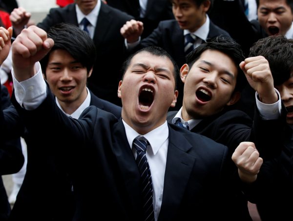 College students shout slogans during a pep rally organised to boost their morale ahead of their job hunting in Tokyo, Japan 1 March 2017. (Photo: Reuters/Kim Kyung-Hoon)