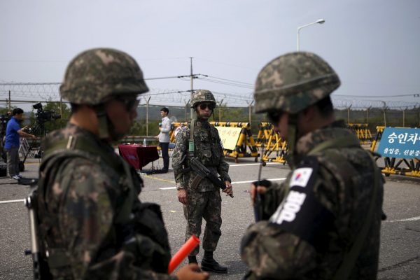 South Korean soldiers stand guard at a checkpoint on the Grand Unification Bridge, south of the DMZ, in Paju, South Korea, 24 August 2015 (Photo: Reuters/Kim Hong-Ji).