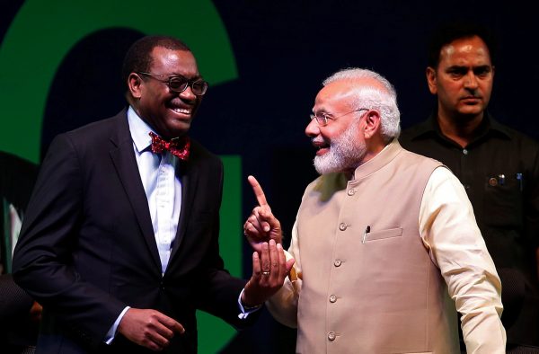 Indian Prime Minister Narendra Modi shares a moment with African Development Bank (AfDB) President Akinwumi Adesina during the inauguration ceremony of the Annual General Meeting of AfDB bank in Gandhinagar, India 23 May 2017. (Photo: Reuters/Amit Dave).