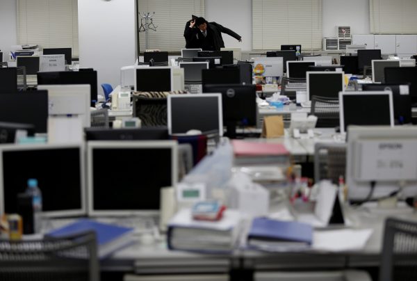 A company employee prepares to leave the office after working hours on the company's ‘no-overtime day’ in Tokyo, Japan 15 February 2017 (Photo: Reuters/Issei Kato).