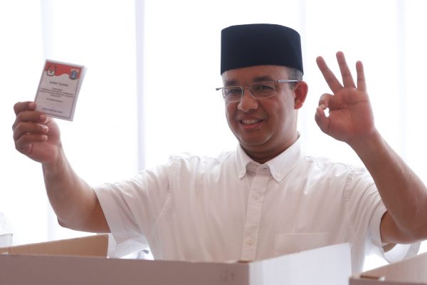 Anies Baswedan casts his vote in the Jakarta governor election in South Jakarta, Indonesia (Photo: Reuters/Beawiharta).