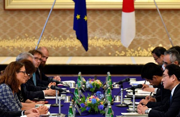 European Commissioner for Trade Cecilia Malmstrom and Japanese Foreign Minister Fumio Kishida attend their meeting as a part of the Japan–EU Economic Partnership Agreement negotiations at Iikura guest house in Tokyo, Japan 30 June 2017 (Photo: Reuters/Franck Robichon).