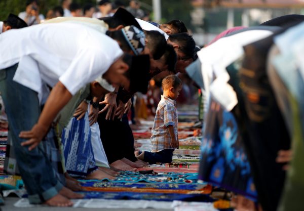 Muslims attend Eid al-Fitr prayers to mark the end of the holy fasting month of Ramadan at Sunda Kelapa port in Jakarta, Indonesia 6 July 2016. (Photo: Reuters/Darren Whiteside).