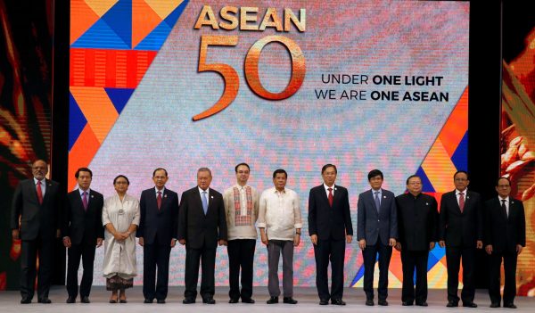 Philippine President Rodrigo Duterte (6-R) poses with the ASEAN Foreign Ministers during the closing ceremony of the 50th Association of Southeast Asia Nations (ASEAN) Regional Forum (ARF) summit in Manila, Philippines 8 August 2017. (Photo: Reuters/Erik De Castro).