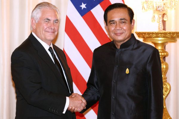 US Secretary of State Rex Tillerson shakes hands with Thailand's Prime Minister Prayuth Chan-ocha at Government House in Bangkok, 8 August, 2017 (Photo: Reuters/Athit Perawongmetha).