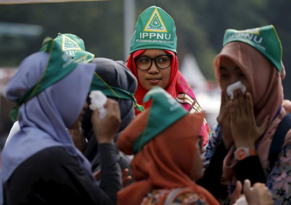 Indonesia Muslim youth women from Nadhatul Ulama organisation attend the ceremony of defending the country against terrorism, radicalism and drugs in Jakarta, 17 January 2016. (Photo: Reuters/Beawiharta).