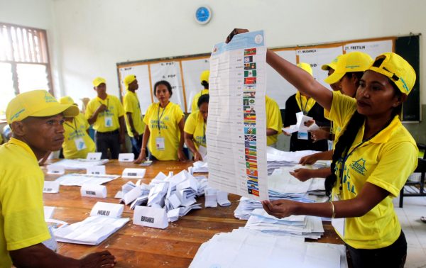 An election official holds a ballot during the counting process for parliamentary elections in Dili, East Timor 22 July 2017. (Photo: Reuters/Lirio da Fonseca).